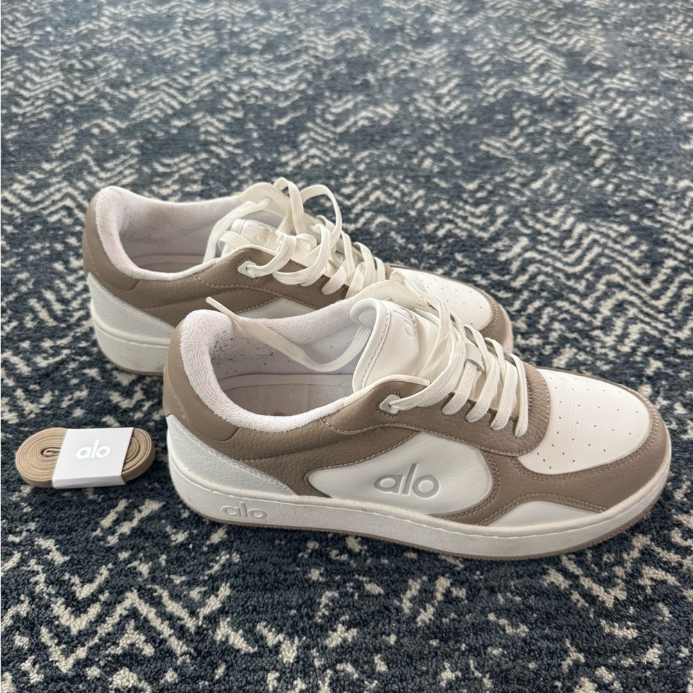 ALO recovery sneaker gravel/white